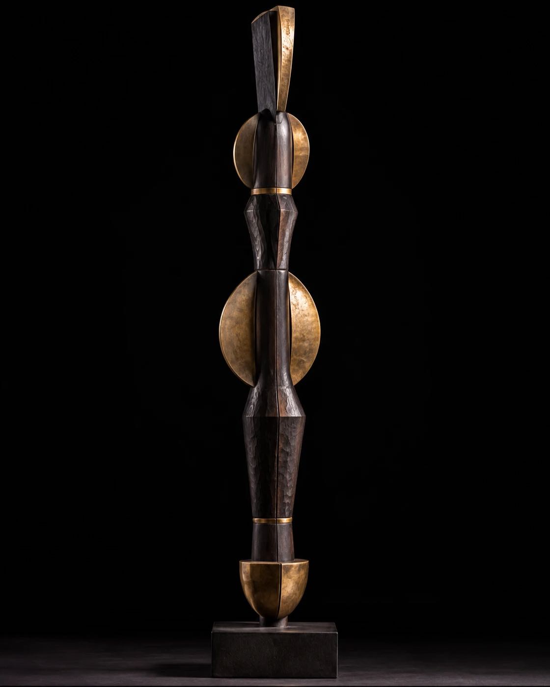 Sculpture contemporaine inspirée des formes d’Afrique de l’Ouest, bois sombre et bronze